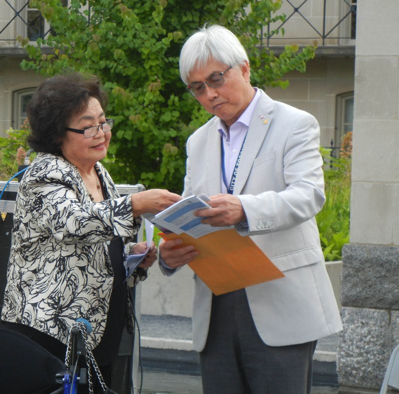 Setsuko Thurlow with Toronto City Councillor Chin Lee, 6 August 2017