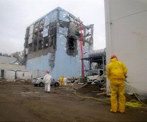 Workers spraying water on spent nuclear fuel, Reactor 4, Fukushima